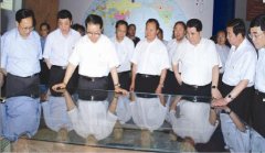 中共中央政治局常委李长春一行视察恐龙园